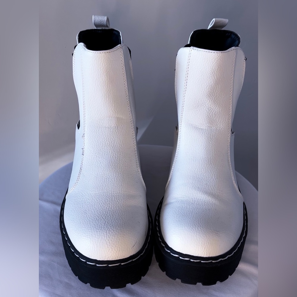 Mia Cayson Chelsea Boot Women's Size 8.5 M,White/Black Elastic Gore